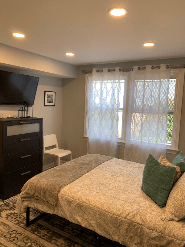 Washington Apartment: 1149 summit st ne