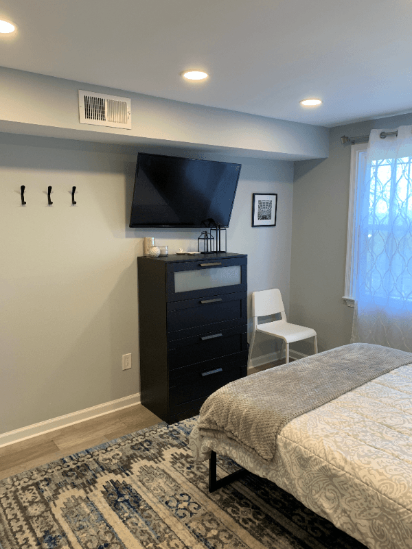 Washington Apartment: 1149 summit st ne