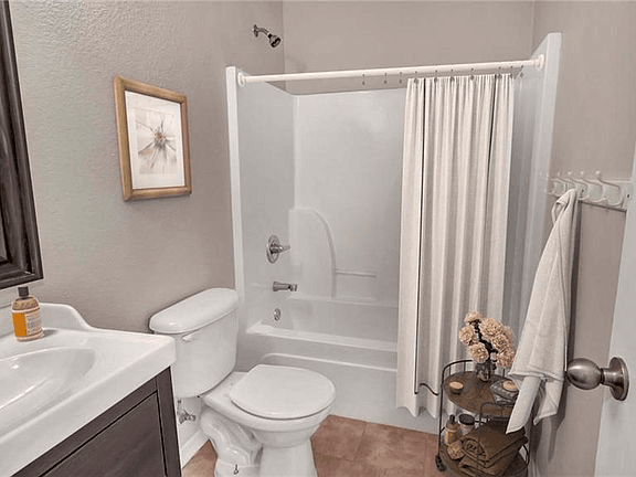 JARRELL House: 140 AMBER LN