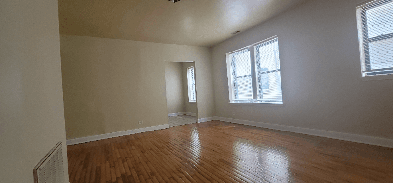 Chicago Apartment: 4850 W Adams St