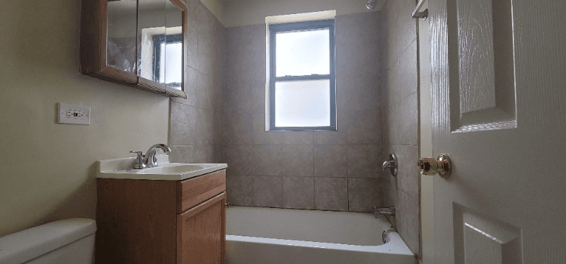 Chicago Apartment: 4850 W Adams St