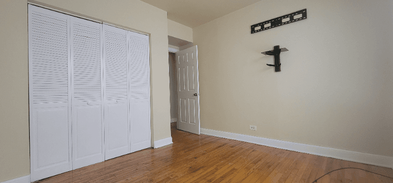 Chicago Apartment: 4850 W Adams St
