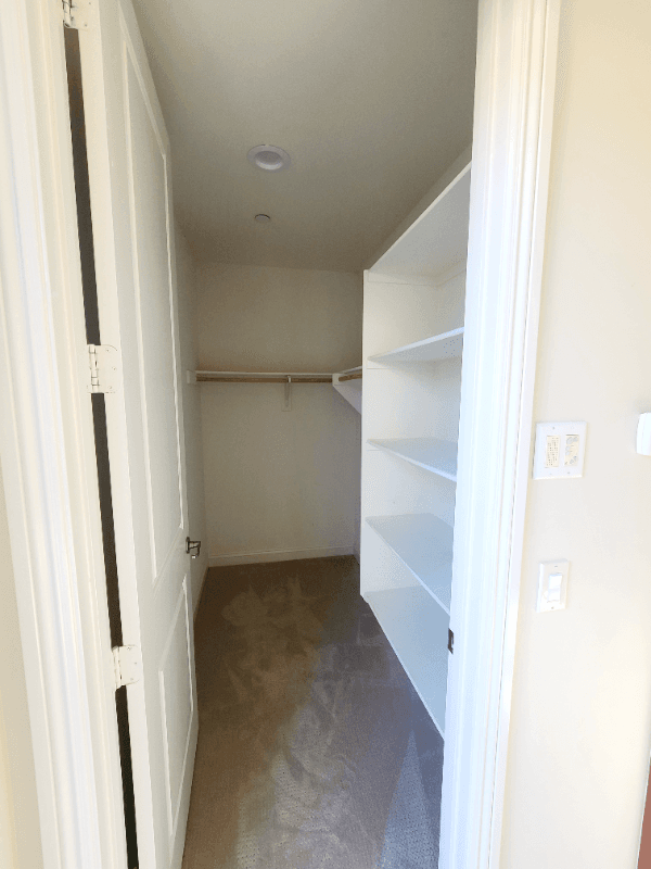 San Diego House: 8256 The Landing Way