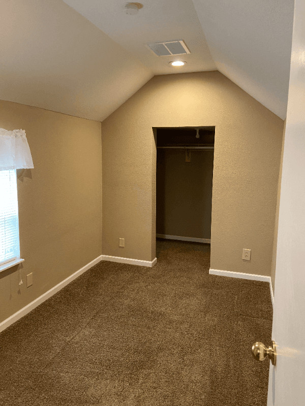Bolivar House: 1001 E Chestnut St