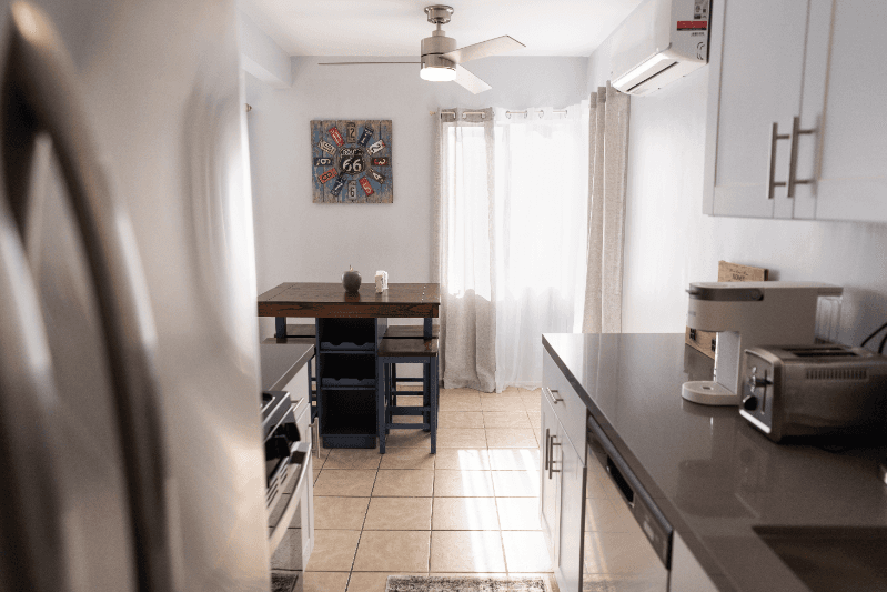 North Hollywood Apartment: 11249 Huston St