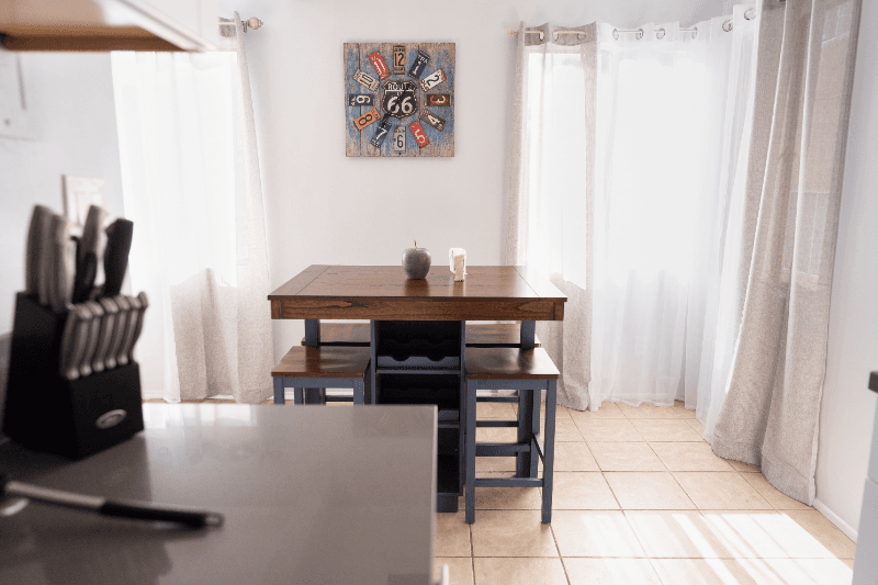 North Hollywood Apartment: 11249 Huston St