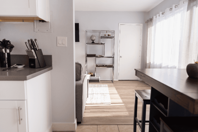 North Hollywood Apartment: 11249 Huston St