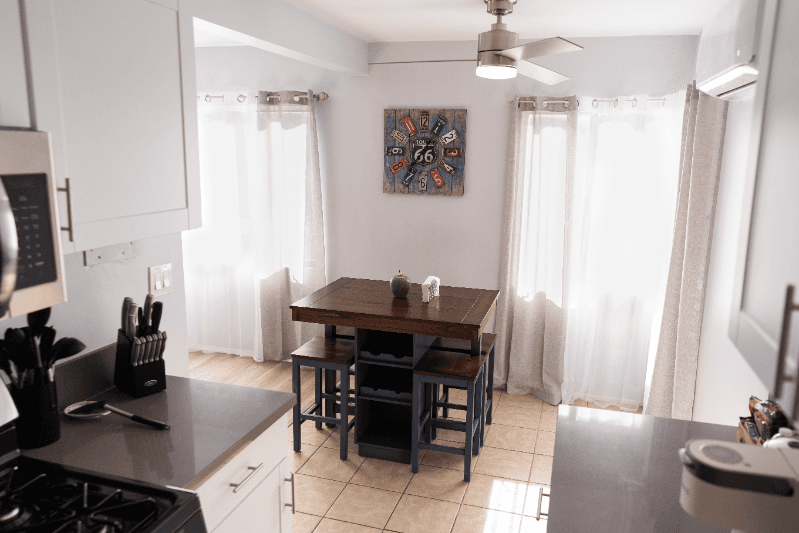 North Hollywood Apartment: 11249 Huston St