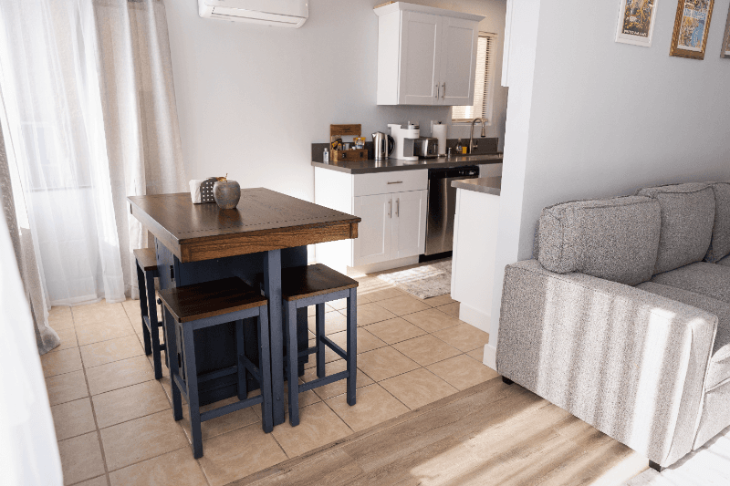 North Hollywood Apartment: 11249 Huston St