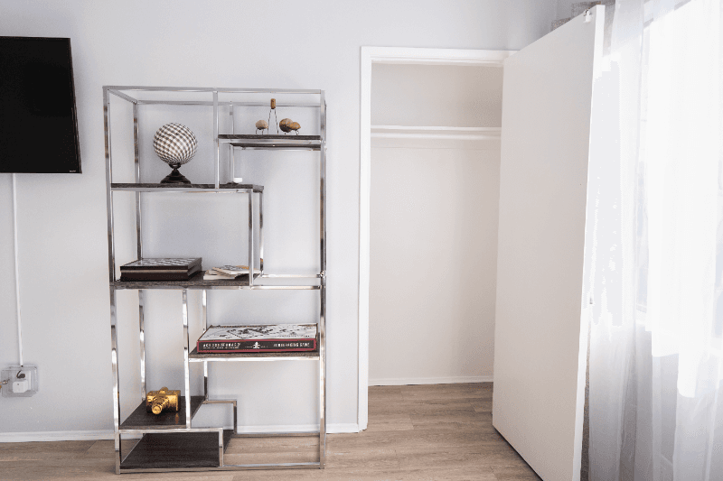 North Hollywood Apartment: 11249 Huston St