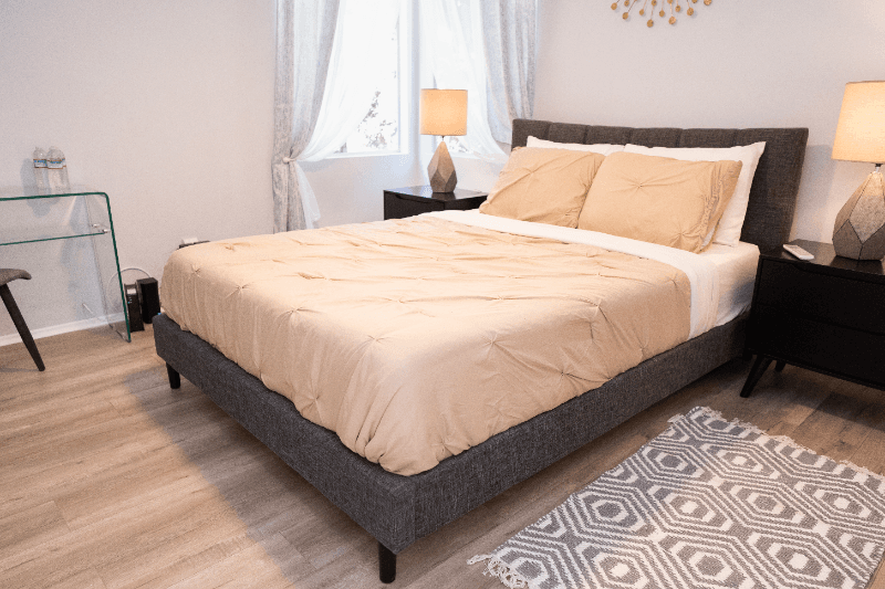 North Hollywood Apartment: 11249 Huston St