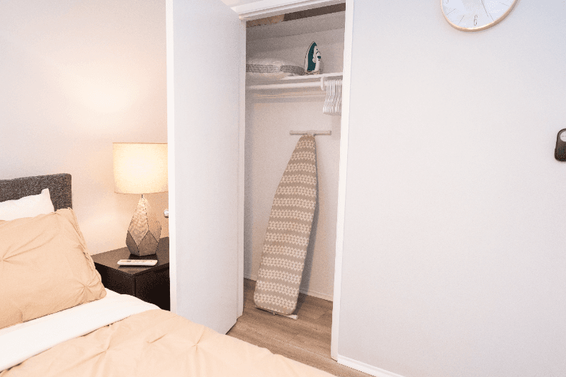 North Hollywood Apartment: 11249 Huston St