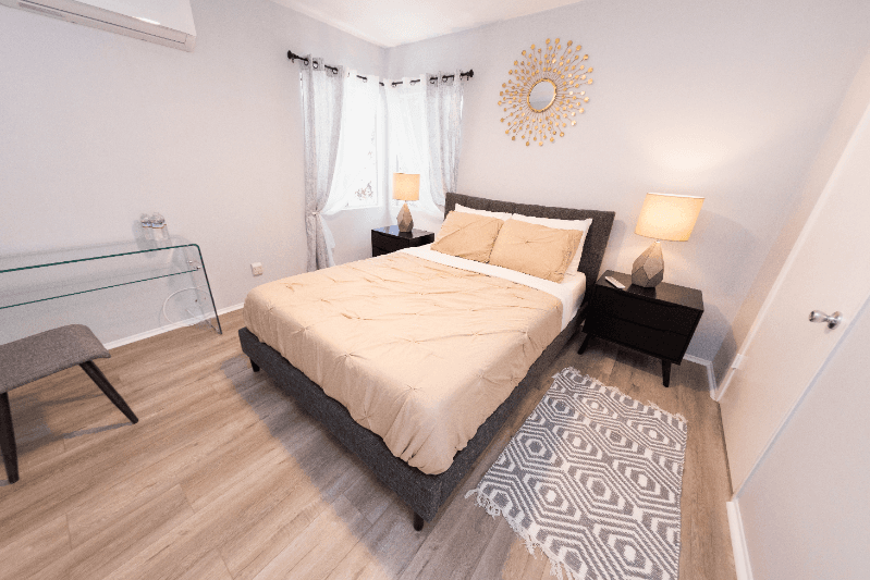 North Hollywood Apartment: 11249 Huston St