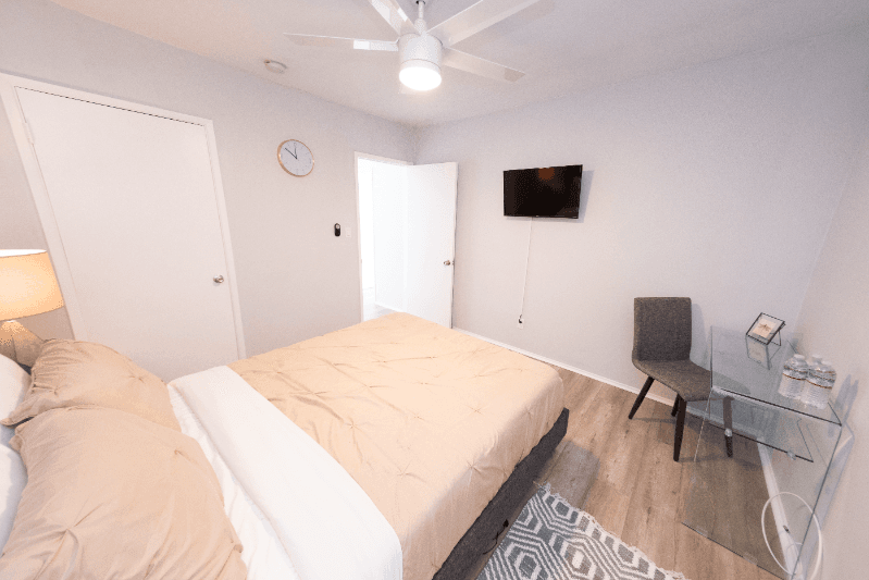 North Hollywood Apartment: 11249 Huston St