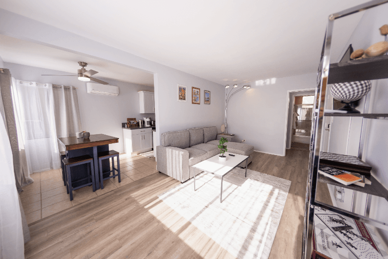 North Hollywood Apartment: 11249 Huston St