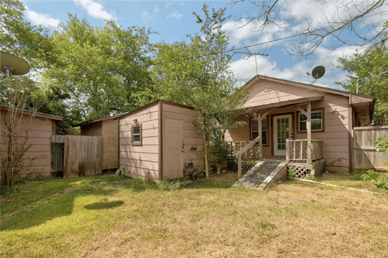 Leander House: 3774 N Bagdad Rd