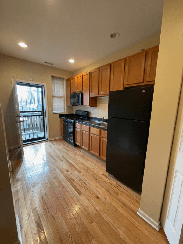 Chicago Apartment: 853 E 64th St