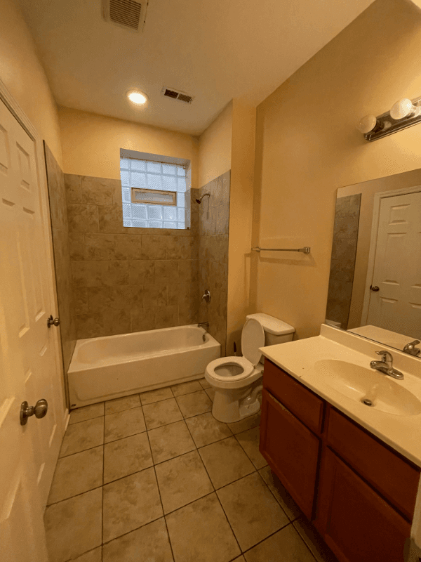 Chicago Apartment: 853 E 64th St
