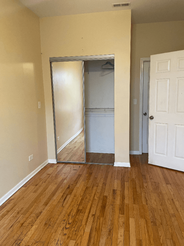 Chicago Apartment: 853 E 64th St