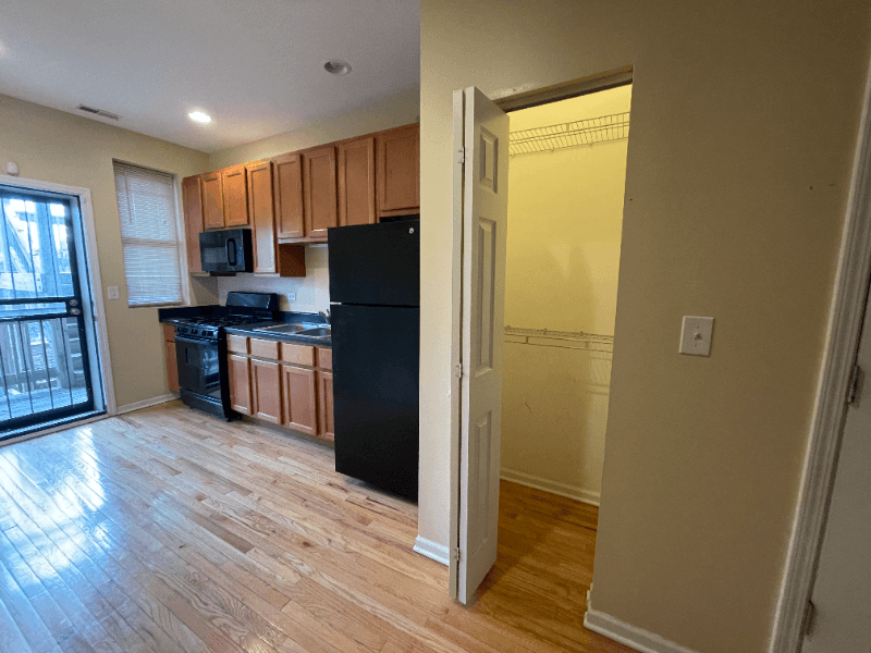 Chicago Apartment: 853 E 64th St