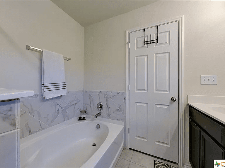 New Braunfels House: 308 Autumn Rouge
