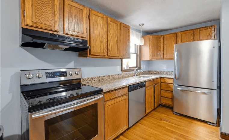 Lynn Townhome: 52 Winnepurkit Ave