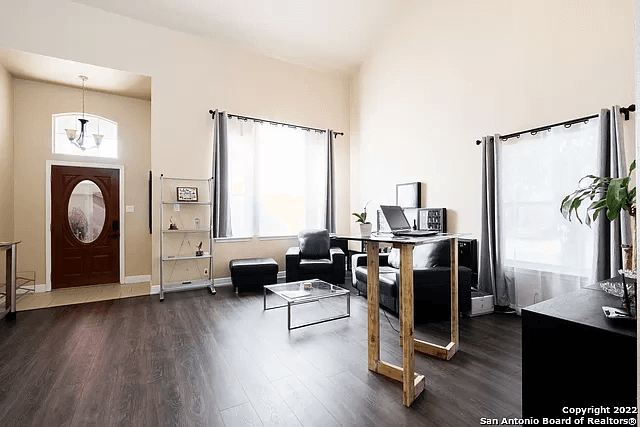 San Antonio House: 10031 Moffitt Dr