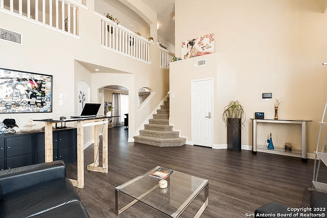 San Antonio House: 10031 Moffitt Dr