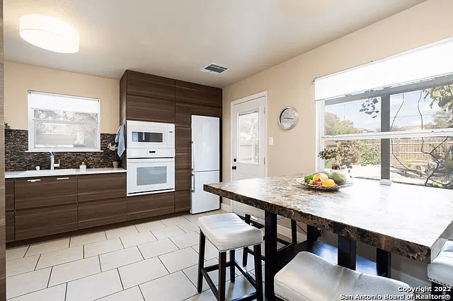 San Antonio House: 10031 Moffitt Dr