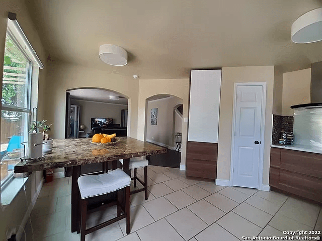 San Antonio House: 10031 Moffitt Dr