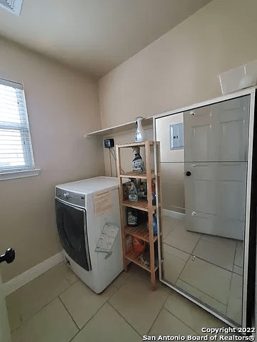 San Antonio House: 10031 Moffitt Dr