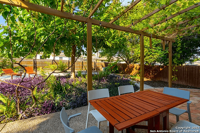 San Antonio House: 10031 Moffitt Dr