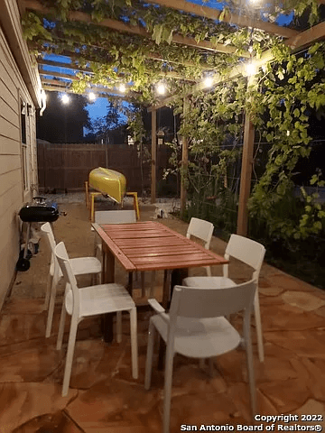 San Antonio House: 10031 Moffitt Dr