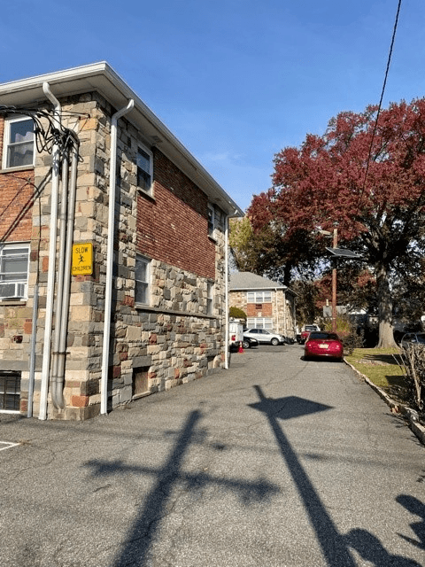 Orange Apartment: 125 william st