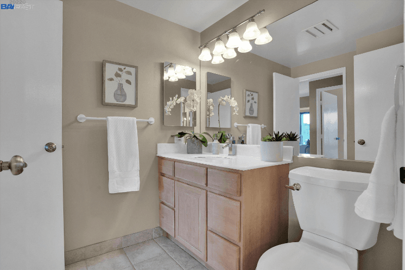 Emeryville Condo: 6363 Christie Ave