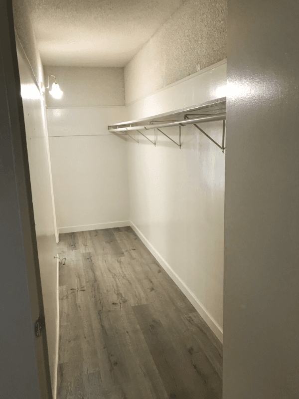 Signal Hill Apartment: 2185 E 21st St