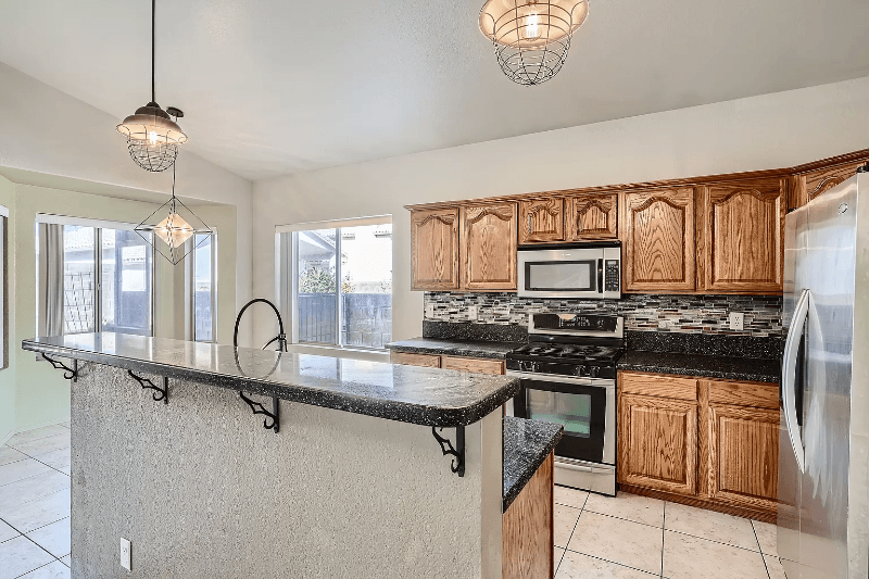 Tucson House: 136 S London Station