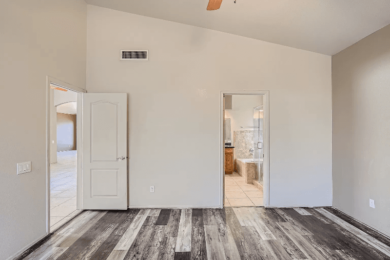 Tucson House: 136 S London Station