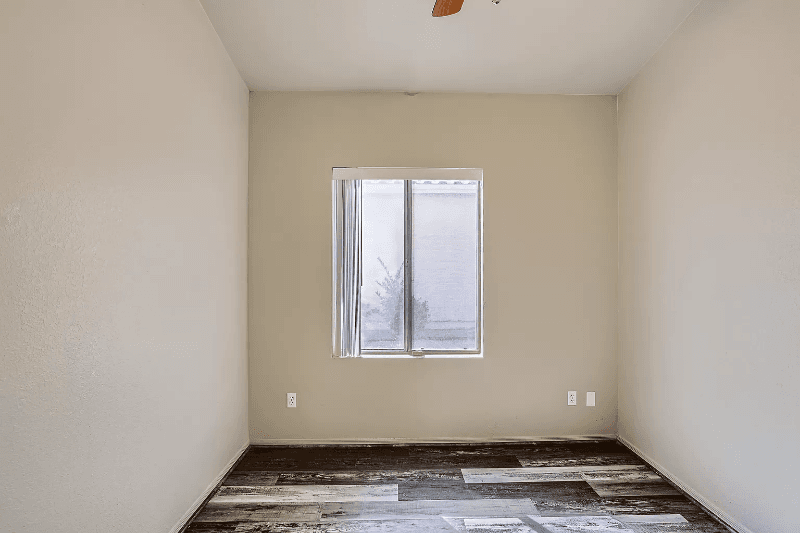 Tucson House: 136 S London Station