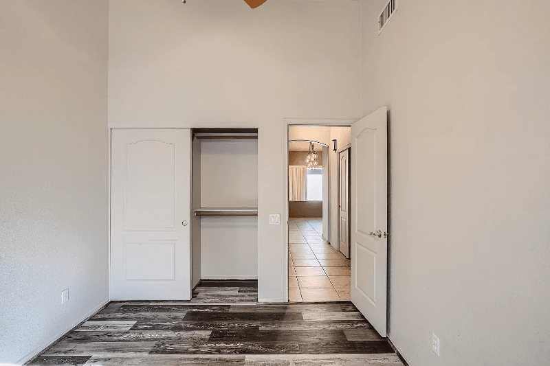 Tucson House: 136 S London Station