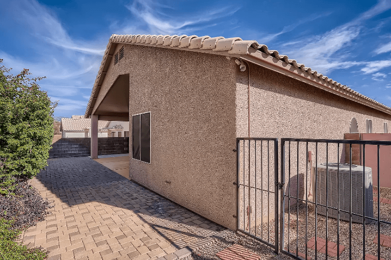 Tucson House: 136 S London Station