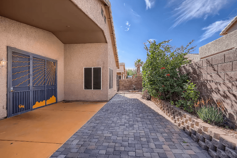 Tucson House: 136 S London Station