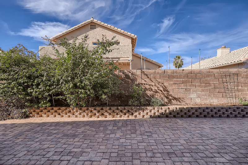 Tucson House: 136 S London Station