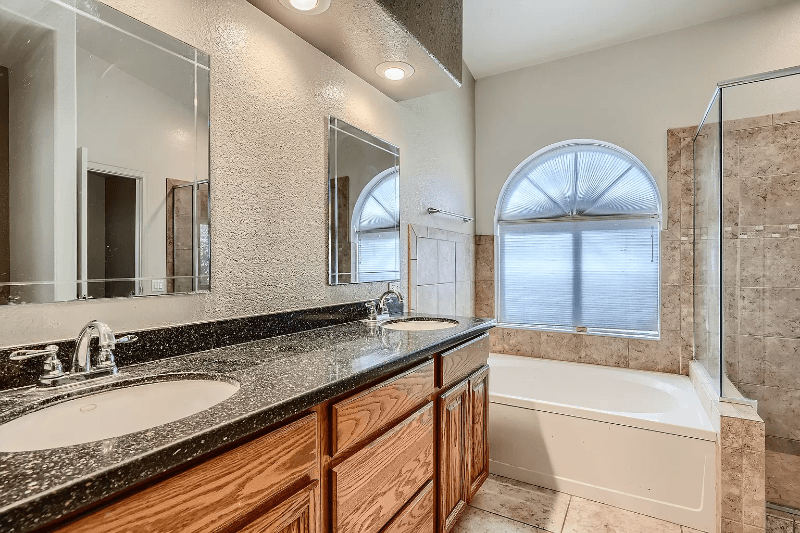Tucson House: 136 S London Station
