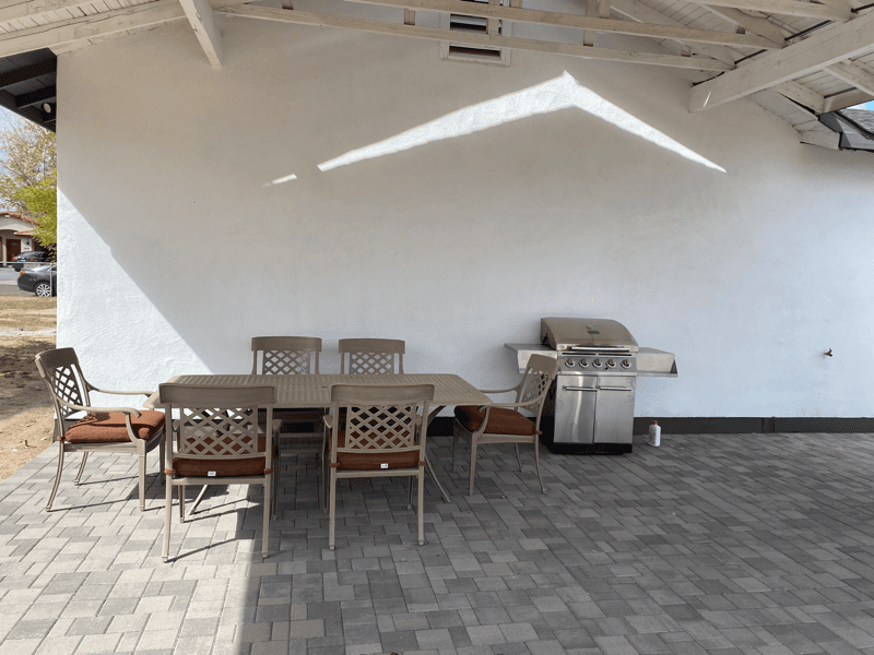 Avondale House: 1401 S 112th Dr