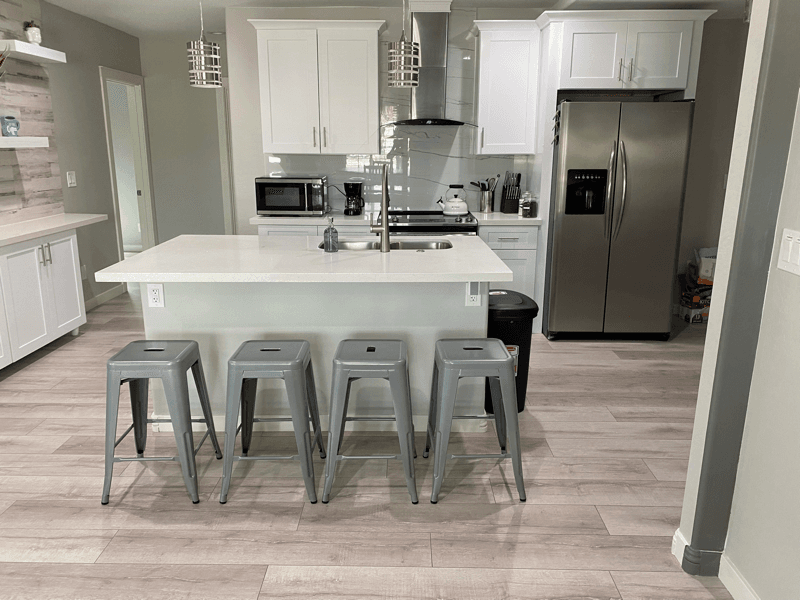 Avondale House: 1401 S 112th Dr