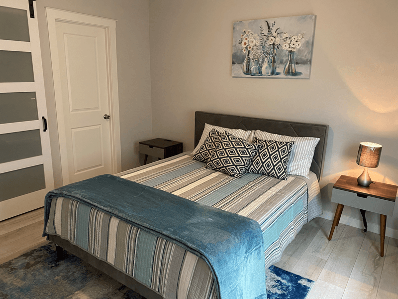 Avondale House: 1401 S 112th Dr