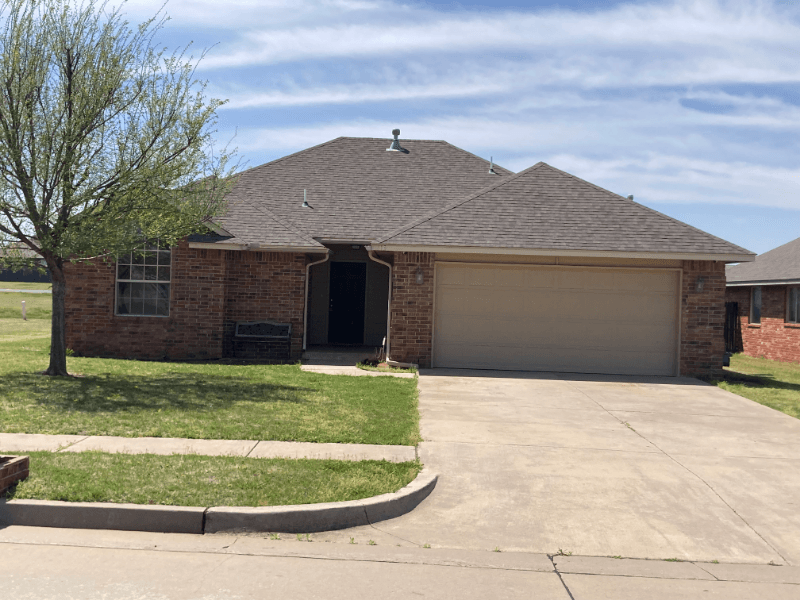 Mustang House: 113 N Shannon Way