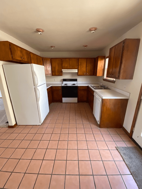 Alpine Apartment: 201 E Ave B