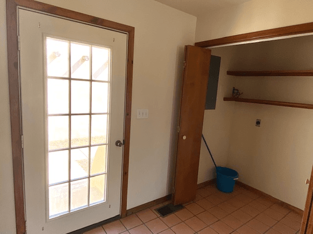 Alpine Apartment: 201 E Ave B